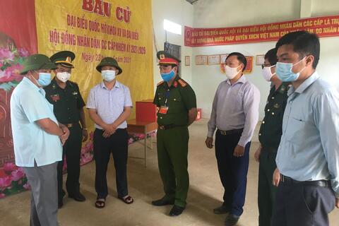 Đồng chí Giàng A Tính, uỷ viên ban thường vụ tỉnh uỷ, phó chủ tịch UBND tỉnh Lai Châu kiểm tra công tác chuẩn bị bầu cử tại huyện Phong Thổ