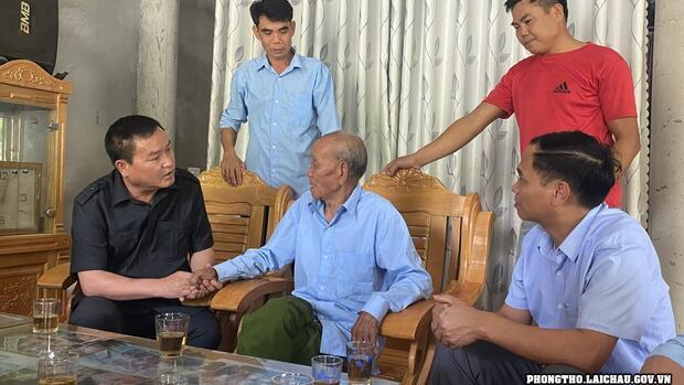 Phó Chủ tịch UBND tỉnh Giàng A Tính thăm, tặng quà các chiến sỹ trực tiếp tham gia chiến dịch Điện Biên Phủ hiện đang sinh sống ở huyện Phong Thổ