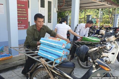 Thị trấn Phong Thổ cấp 1.251 kg giống ngô vụ Thu đông cho 215 hộ dân trên địa bàn