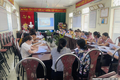 Huyện Phong Thổ tổ chức bồi dưỡng chính trị hè năm 2022 cho đội ngũ cán bộ quản lý, giáo viên ngành giáo dục trên địa bàn huyện