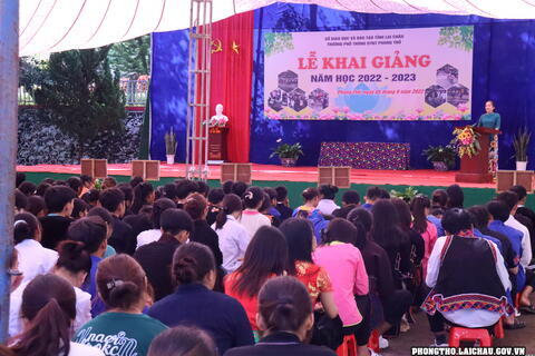 Trường PTDTNT huyện Phong Thổ long trọng tổ chức khai giảng năm học mới