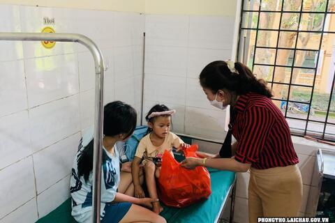 Lãnh đạo huyện Phong Thổ thăm, tặng quà Tết Trung thu cho các cháu thiếu nhi đang điều trị tại Trung tâm Y tế huyện.