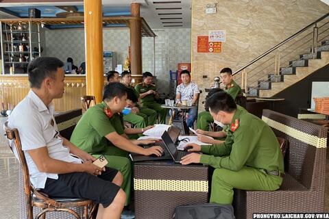 Công an tỉnh Lai Châu kiềm tra ANTT, an toàn PCCC và CNCH tại các cơ sở kinh doanh karaoke trên địa bàn huyện Phong Thổ