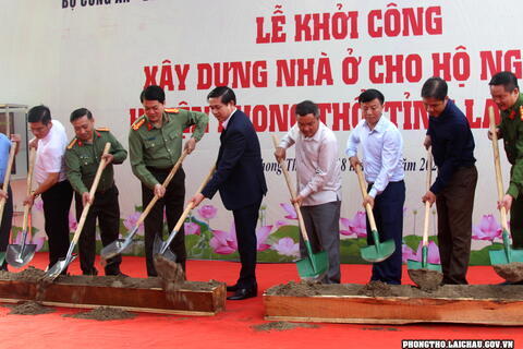 Khởi công và bàn giao nhà ở cho các hộ nghèo tại huyện Phong Thổ