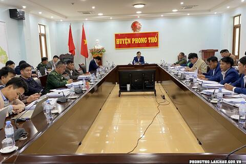 Đại biểu HĐND huyện Phong Thổ thảo luận tại tổ