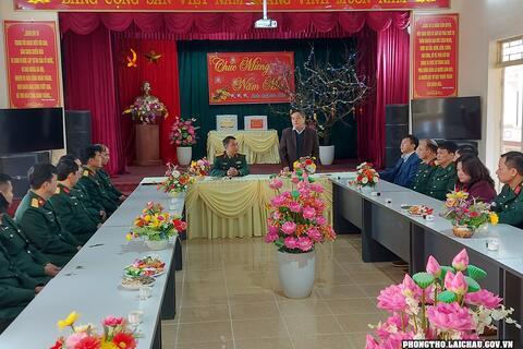 Đồng chí Giàng A Tính, Phó Chủ tịch UBND tỉnh chúc tết các lực lượng vũ trang tại các xã biên giới huyện Phong Thổ