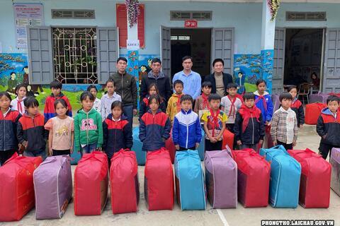 Ủy ban MTTQ Việt Nam huyện Phong Thổ trao tặng chăn ấm cho học sinh