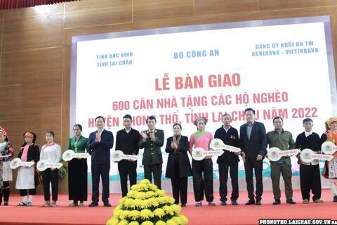 Lễ bàn giao 600 căn nhà tặng các hộ nghèo huyện Phong Thổ