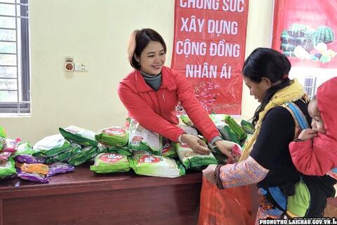 Gian hàng 0 đồng - mang Tết đến cho người nghèo huyện Phong Thổ