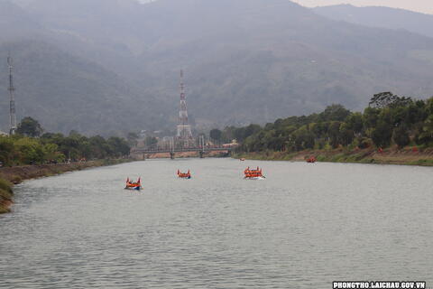 Sôi nổi Lễ hội đua thuyền truyền thống huyện Phong Thổ năm 2023