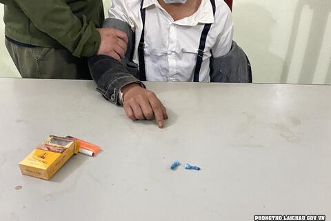 Công an thị trấn Phong Thổ bắt tội phạm mua bán trái phép chất ma túy