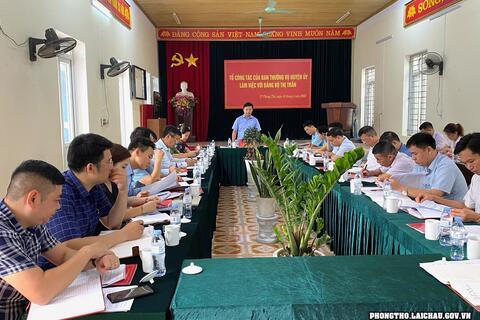 Tổ công tác của BTV huyện uỷ Phong Thổ làm việc với đảng bộ thị trấn Phong Thổ