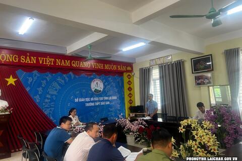 Lãnh đạo UBND huyện Phong Thổ  kiểm tra tại các điểm thi tốt nghiệp THPT năm 2023.