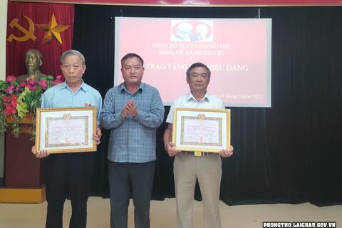 Đảng ủy xã Mường So trao tặng Huy hiệu Đảng đợt 02/9/2023  cho các đảng viên 60, 40, 30 năm tuổi Đảng
