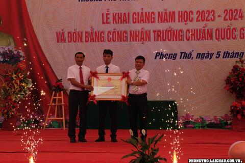 Trường PTDTNT huyện Phong Thổ long trọng tổ chức khai giảng năm học mới và đón bằng công nhận chuẩn quốc gia mức độ 1