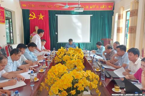 Chủ tịch UBND huyện Trần Bảo Trung kiểm tra tình hình thực hiện nhiệm vụ phát triển kinh tế - xã hội xã Hoang Thèn 9 tháng năm 2023