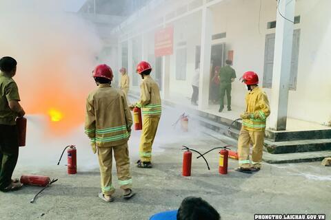 Ghi nhận Diễn tập phương án chữa cháy và cứu nạn, cứu hộ Tổ liên gia an toàn PCCC thôn Tây Nguyên xã Mường So năm 2023
