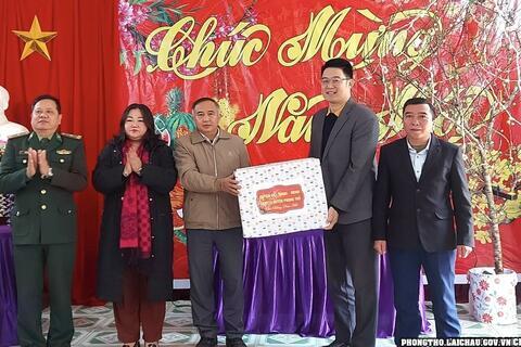 Đồng chí Vương Thị Thu Hiền, Ủy viên BTV Huyện ủy, Chủ tịch HĐND huyện chúc tết xã Ma Li Pho và Nậm Xe