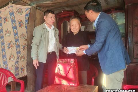 Đồng chí Nguyễn Văn Thanh, Phó Bí thư Thường trực Huyện ủy Phong Thổ thăm, tặng quà Tết đảng viên có huy hiệu 60 năm tuổi Đảng