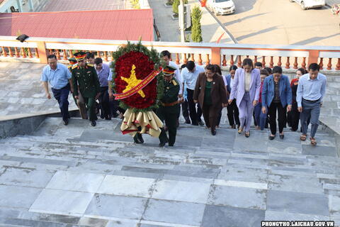 Các  đồng  chí  lãnh  đạo  huyện Phong Thổ viếng  tượng  đài  liệt  sỹ  năm  2024