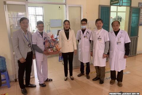 Lãnh đạo huyện Phong Thổ thăm, tặng quà tết Nguyên đán Giáp Thìn 2024 tại Trung tâm Y tế huyện