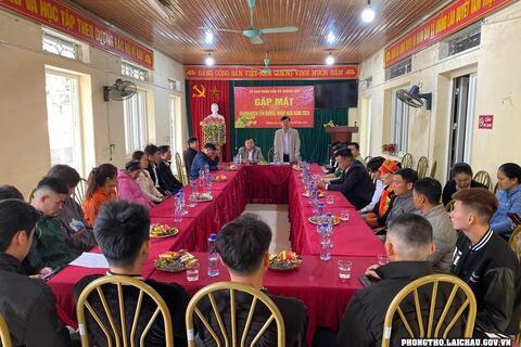 Xã Khổng Lào tổ chức gặp mặt, tặng quà, động viên tân binh chuẩn bị lên đường nhập ngũ