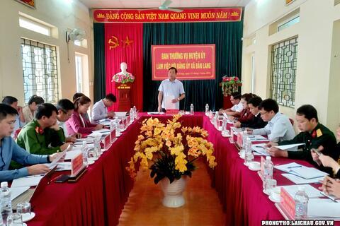 Ban Thường vụ Huyện ủy Phong Thổ làm việc với Đảng ủy xã Bản Lang