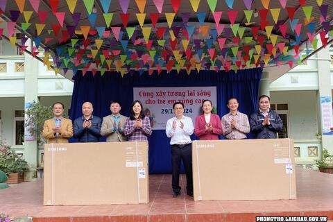 Nhóm sinh viên khoá 14 Đại học Luật Hà Nội tặng quà cho học sinh xã Lản Nhì Thàng