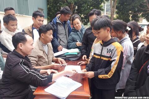 Các trường trên địa bàn xã Ma Li Pho chi trả tiền hỗ trợ cho học sinh