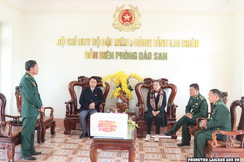 Thăm hỏi , tặng quà và TXCT chuyên đề với cán bộ, chiến sĩ tại ĐBP Dào San