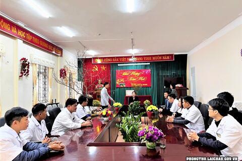 Đồng chí Mai Thị Hồng Sim - UVBTV Huyện ủy, Phó Chủ tịch UBND huyện thăm, chúc tết Trung tâm y tế huyện nhân dịp tết Nguyên Đán Ất Tỵ năm 2025