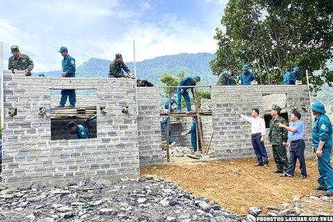 Ban Chỉ huy quân sự huyện Phong Thổ chung tay xóa nhà tạm, nhà dột nát