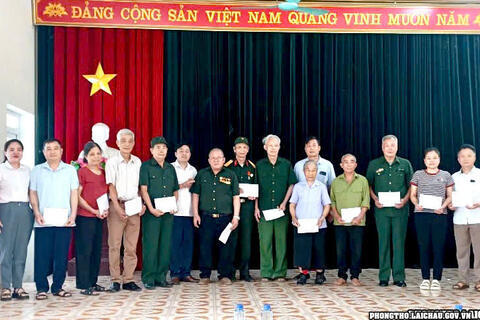 Bí thư Huyện ủy Phong Thổ tặng quà người có công nhân dịp kỷ niệm 50 năm Ngày Giải phóng Miền Nam, thống nhất đất nước
