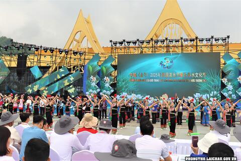 Đoàn đại biểu các huyện Phong Thổ, Nậm Nhùn, Mường Tè, Sìn Hồ tham dự Lễ hội té nước Trung - Việt năm 2025