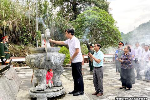 Phong Thổ dâng hương tri ân các Anh hùng liệt sĩ