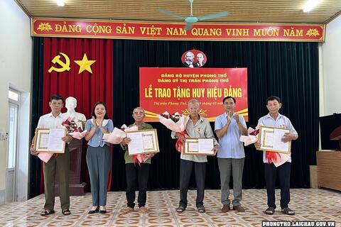 Lễ trao tặng Huy hiệu Đảng nhân dịp 19/5/2025