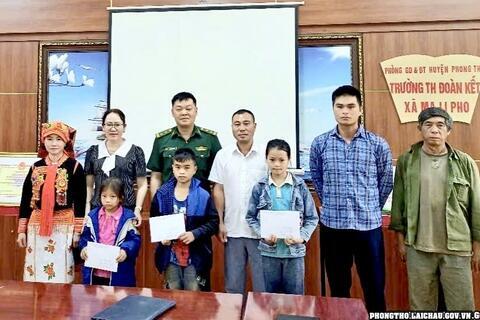 10 em học sinh trên địa bàn xã Ma Li Pho nhận tiền hỗ trợ từ Dự án “Cán bộ, chiến sĩ Quân đội nâng bước em tới trường”