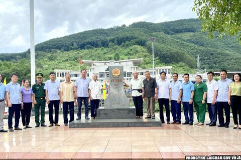 Các đồng chí nguyên lãnh đạo tỉnh Lai Châu thăm huyện Phong Thổ