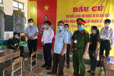 Đồng chí Giàng A Tính, uỷ viên ban thường vụ Tỉnh uỷ, phó chủ tịch UBND tỉnh Lai Châu kiểm tra công tác bầu cử tại Phong Thổ