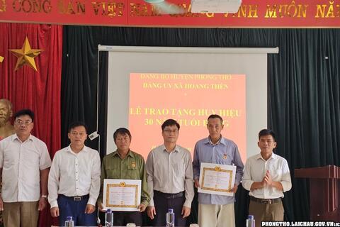Hoang Thèn tổ chức Lễ trao Huy hiệu đảng đợt 1/2024