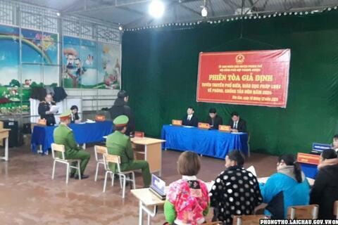 TAND huyện Phong Thổ tổ chức buổi tuyên truyền pháp luật về phòng, chống tảo hôn thông qua “Phiên tòa giả định”