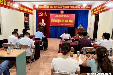 Lễ trao tặng huy hiệu 30 năm tuổi Đảng nhân dịp 19/5/2024