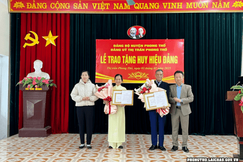 Đảng ủy thị trấn Phong Thổ tổ chức Lễ trao tặng Huy hiệu 30,40 năm tuổi Đảng cho đảng viên nhân dịp 3/2/2025