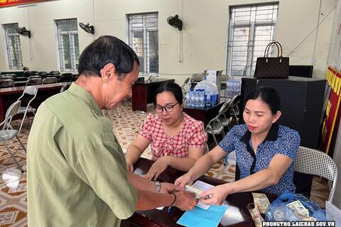 Các trường học trên địa bàn thị trấn Phong Thổ  tổ chức cấp phát tiền chế độ hỗ trợ cho 264 em học sinh trên địa bàn