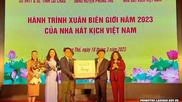 Nhà hát Kịch Việt Nam tổ chức Chương trình nghệ thuật “ Nhà hát Kịch Việt Nam và hành trình Xuân Biên giới” tại huyện Phong Thổ