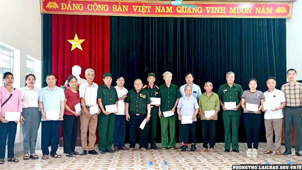 Bí thư Huyện ủy Phong Thổ tặng quà người có công nhân dịp kỷ niệm 50 năm Ngày Giải phóng Miền Nam, thống nhất đất nước