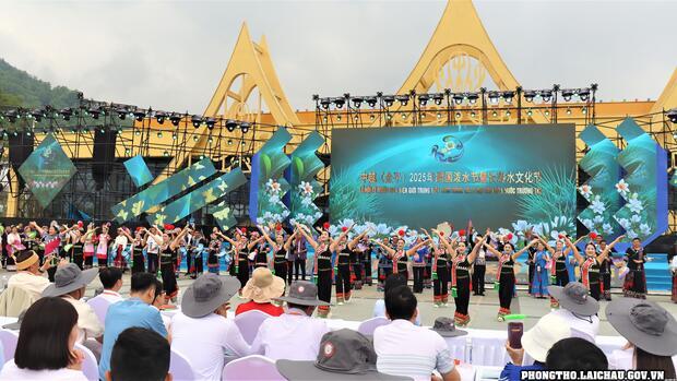 Đoàn đại biểu các huyện Phong Thổ, Nậm Nhùn, Mường Tè, Sìn Hồ tham dự Lễ hội té nước Trung - Việt năm 2025