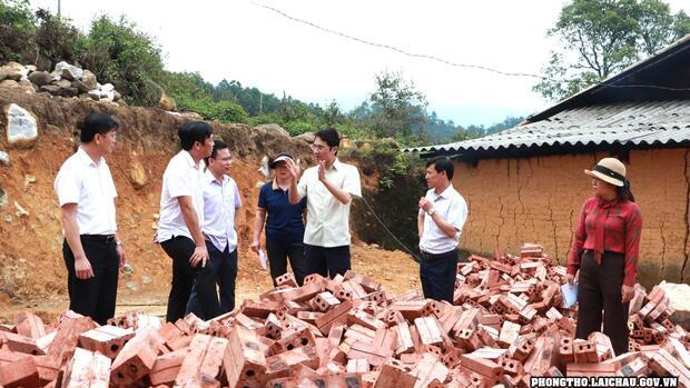Đồng chí Hà Trọng Hải - PCT UBND tỉnh Kiểm tra tình hình triển khai thực hiện Chương trình xóa nhà tạm, nhà dột nát tại huyện Phong Thổ