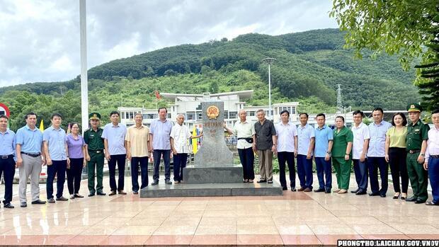 Các đồng chí nguyên lãnh đạo tỉnh Lai Châu thăm huyện Phong Thổ