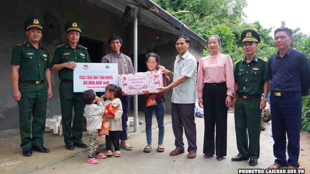 Bộ Chỉ huy Bộ đội Biên phòng tỉnh Lai Châu trao tặng nhà tình nghĩa cho hộ nghèo của xã Sì Lở Lầu